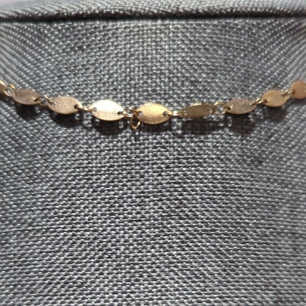 Elegant Gold-Tone Choker Necklace | Classic & Sophisticated - Picture 2 of 9